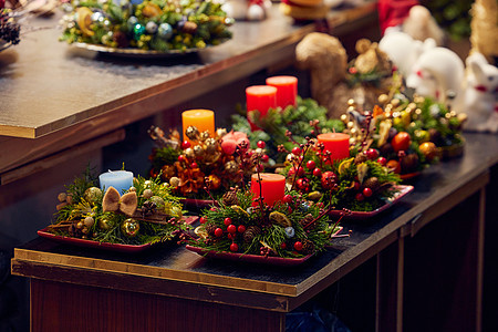 圣诞集市上的圣诞盆栽装饰图片