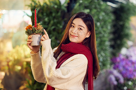 采购圣诞装饰的冬日女性背景图片