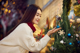 青年女性采购圣诞装饰图片