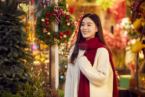 集市采购圣诞装饰的青年女性图片