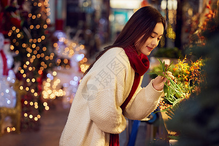 集市采购圣诞装饰的青年女性图片