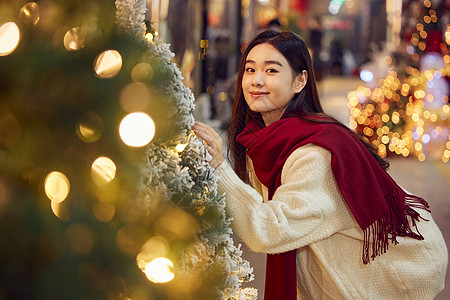 冬日女性挑选圣诞树形象背景图片