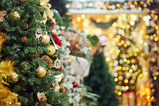 圣诞集市上的圣诞树装饰图片