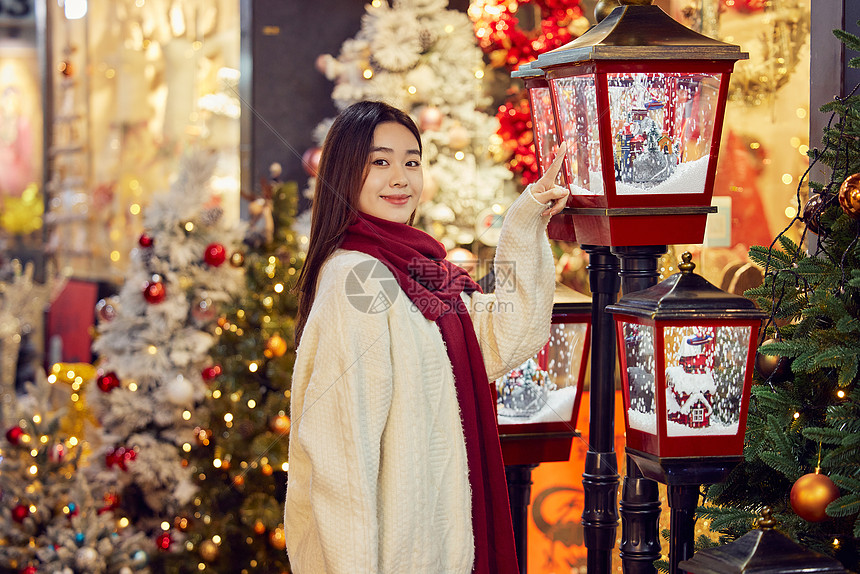 冬日美女挑选圣诞氛围灯图片