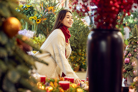 青年女性在花卉市场采购鲜花图片