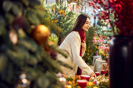 花卉市场采购的青年女性图片