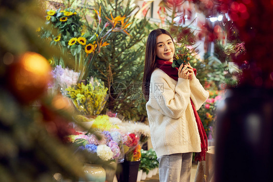 采购鲜花的青年女性图片