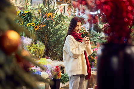 年轻女性集市挑选鲜花图片