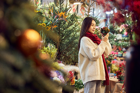 在花卉市场采购鲜花的青年女性图片