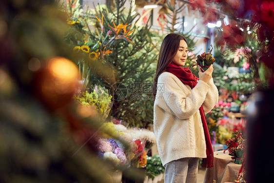 在花卉市场采购鲜花的青年女性图片