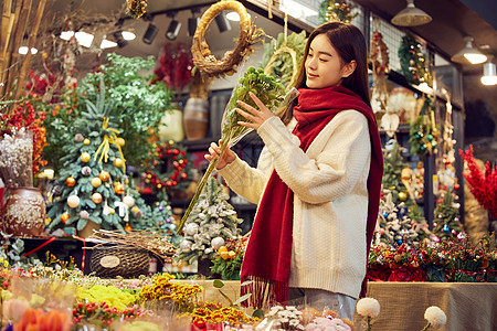 青年女性在花卉集市上采购花束图片