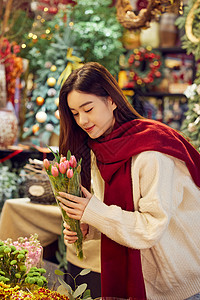 手拿花束的冬日女性形象图片