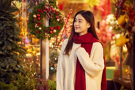 冬日美女逛圣诞集市形象图片