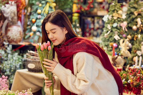 青年女性在花卉市场采购鲜花图片