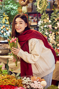 挑选花束的冬日女性形象图片