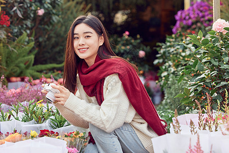 年轻女性花卉市场采购鲜花图片