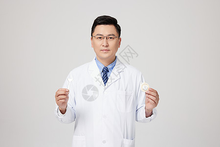 男性医生拿整形面诊检测工具图片