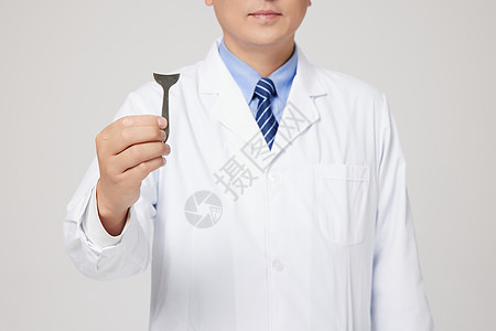 剪刀面男性医生手拿面诊测量器特写背景
