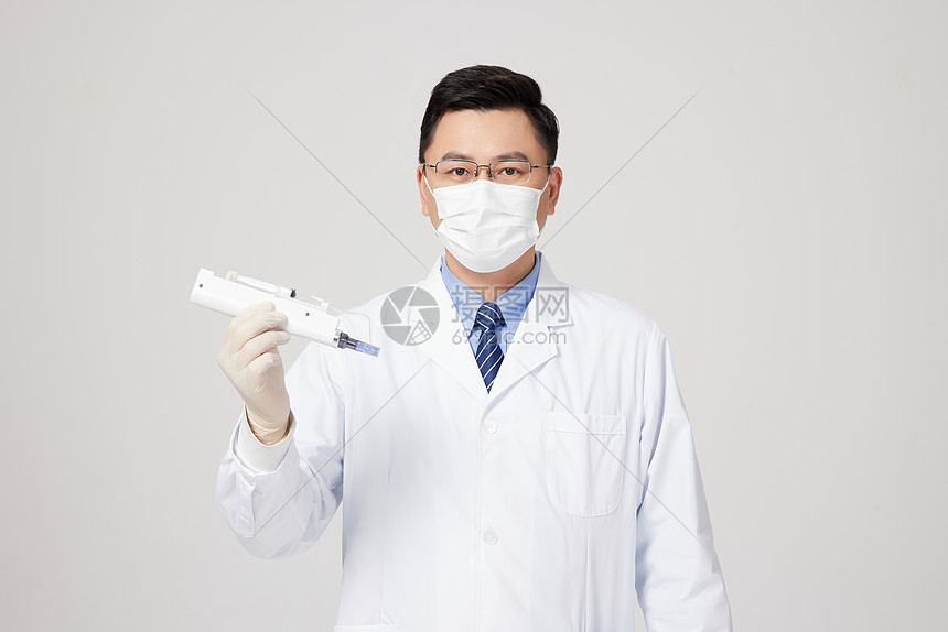 男性医生手拿水光针仪器图片