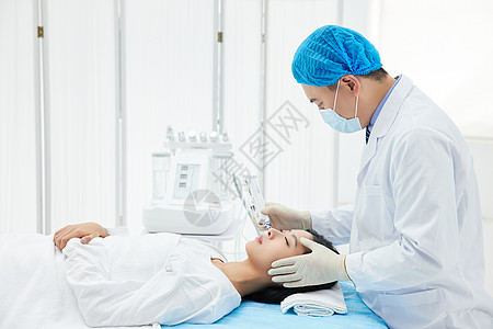 男性医生为美女注射水光针护理背景图片