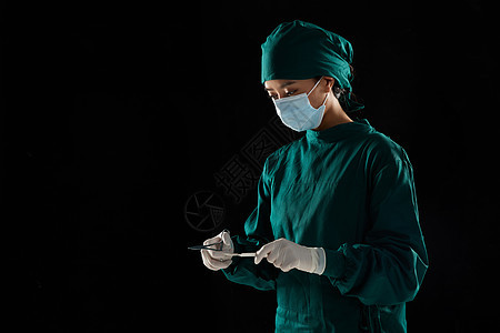 手术医生检查手术工具图片