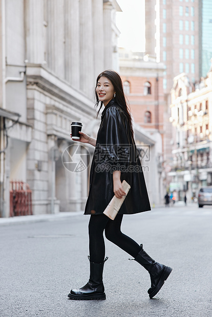 时尚街头年轻女孩图片