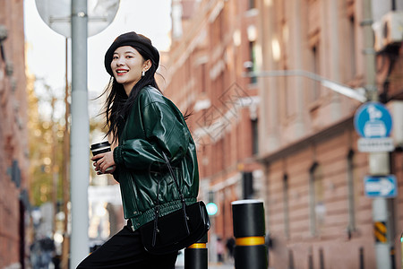 城市青年街头时尚年轻女性背景