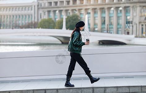 城市青年行走在街头的年轻女孩背景