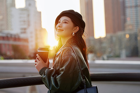 酷薯夕阳下户外散步的年轻女性背景