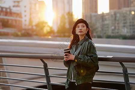 傍晚户外散步的年轻女性高清图片