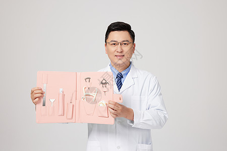 男性医生展示整形测量工具图片