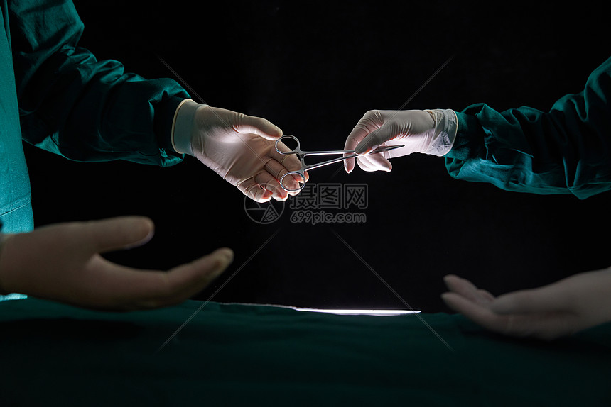 手术室传递工具手部特写