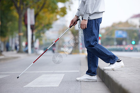 盲人使用盲杖探路过马路特写图片