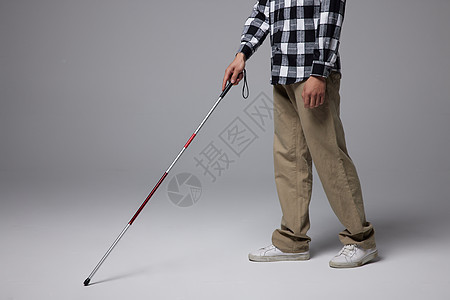 手拿盲杖的视障盲人特写背景图片