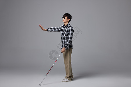 手拿盲杖的视障盲人形象图片