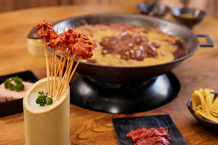 火锅筷子火锅店沸腾的火锅和串串特写背景