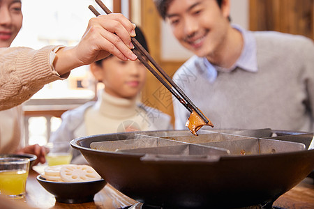 火锅店吃火锅夹菜特写图片