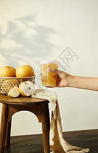 手拿起木凳上的秋月梨汤背景图片