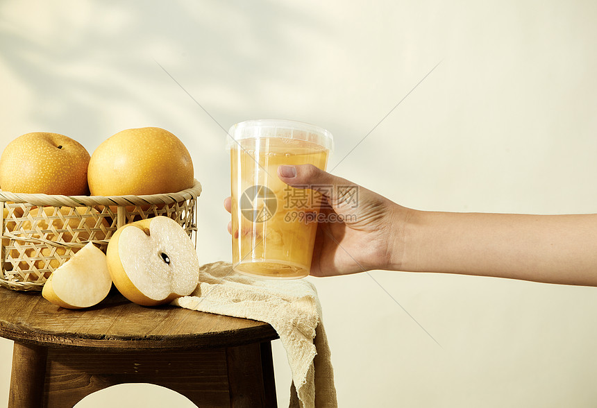 手拿起木凳上的秋月梨汤图片