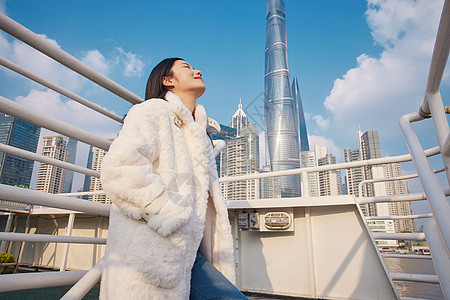 美女抬头游轮上抬头看天空的女生背景