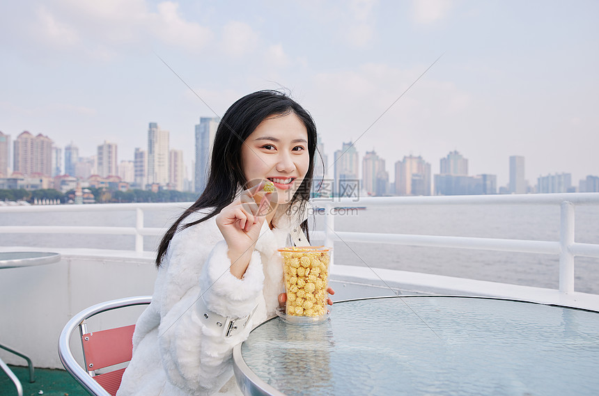 游轮上拿着爆米花的女生图片