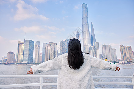 时尚风景乘船欣赏上海风景的女生背影背景