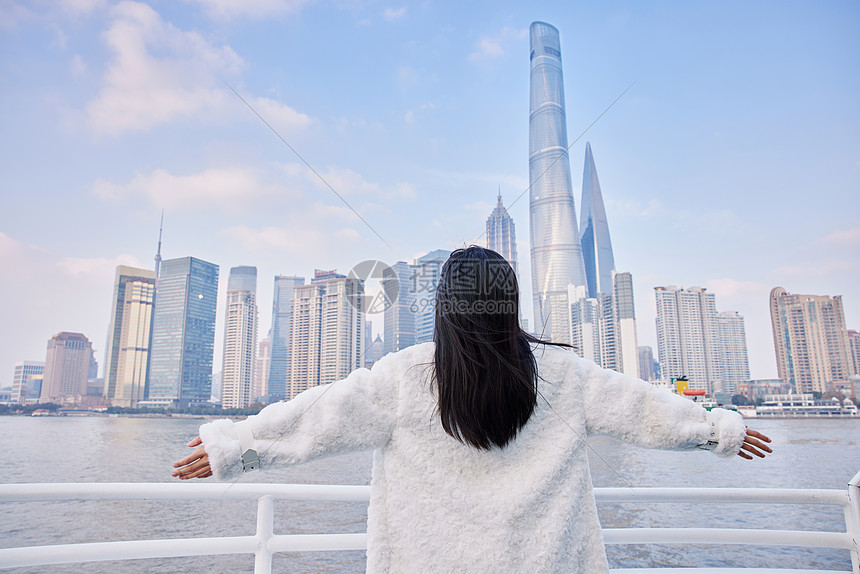 乘船欣赏上海风景的女生背影图片