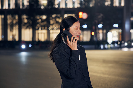 手机渲染图深夜下班打电话的都市职场女性背景