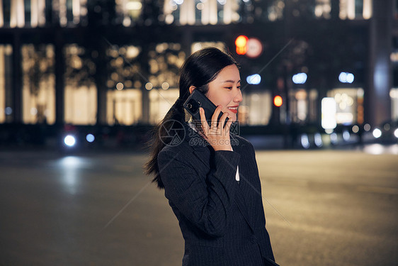 深夜下班打电话的都市职场女性图片