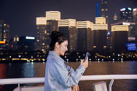 夜晚乘坐游轮的女生图片