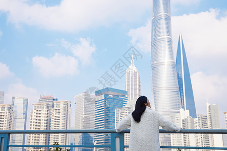 站的高欣赏上海景色的旅游女生背景