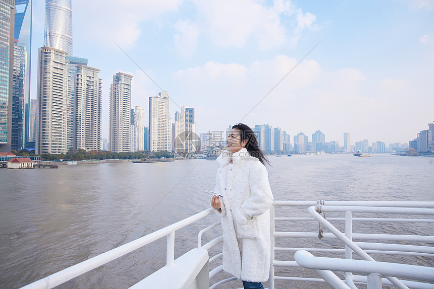 游轮上欣赏风景的旅游女生图片