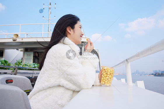 游轮上吃爆米花的女生图片