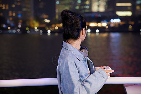 夜晚使用相机拍摄的女生背影图片